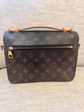 Louis Vuitton Pochette Metis Monogram Crossbody Shoulder Bag