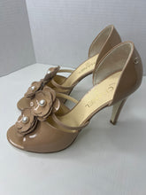 Chanel beige patent camellia heels size 41 / 11