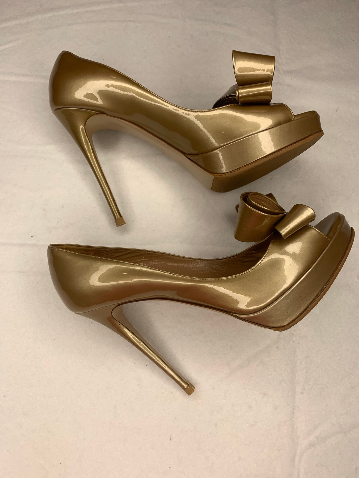 Valentino Garavani bow platform gold patent heels size 39.5 / 9.5